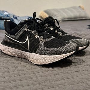 Nike Flyknit runners